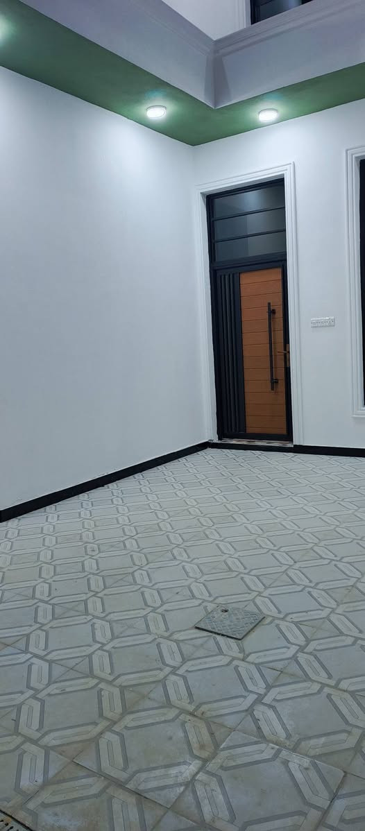 السلام عليكم دار للبيع المساحه 200
طابو زراعي سند 25 بناء حديث 2026 الطابق الاول 
يتكون من غرفتين نوم صاله ومطبخ وكلدور وصحيات 
 وكراج سياره 7 في 5 
الطابق الثاني غرفتين نوم ومجمع صحيات  المكان 
حله ورديه داخل قرب الامام سيد موسى  ثاني بيت 
عن التبليط الشارع عرضه 7متر  السعر 130 للاستفسار 
***********
