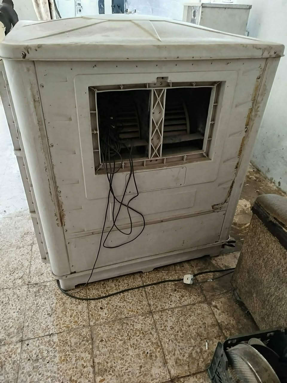 مبردة بلاستك كبيرة للبيع
تغذي 4 غرف وبحالة جيدة ونظيفة
تاخذ من 1 امبير إلى 10 أمبير
وبيها شاشة إمكانية التحكم بيها
السعر 400 الف وبيها مجال
للاستفسار على الرقم
***********
