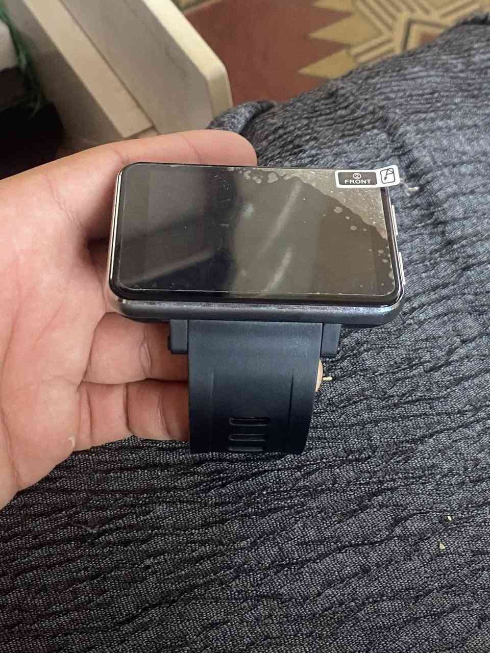 ساعة ذكية بـ شاشة عرض عريضة مقاس 2.4 بوصة من شركة Silvergear (موديل Smartwatch XL / DM100). تعمل هذه الساعة بنظام تشغيل أندرويد وتأتي مزودة بميزات متقدمة تشمل كاميرا مدمجة، ودعم شريحة اتصال مكالمات وتصفح الإنترنت، وتتبع اللياقة البدنية ومعدل ضربات القلب 
اعله سعر ابيع  ***********
