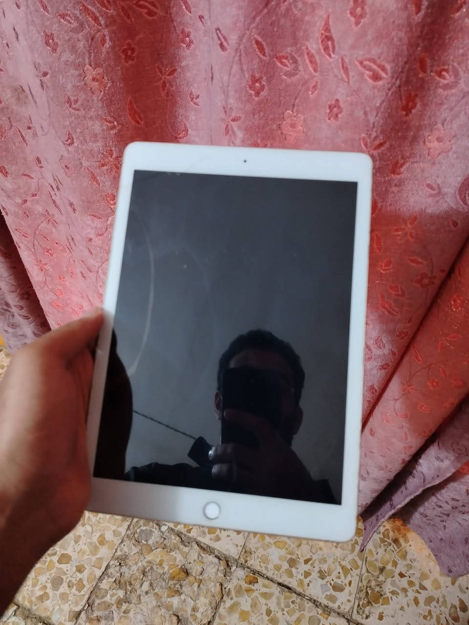 السعر 120 وبي مجال 
• الجهاز:   (7th generation) ايباد سبعة
• السعة: 32GB
• المعالج: A10 Fusion
• الشاشة: 10.2 إنج Retina
• الدقة: 2160×1620
• يدعم: Apple Pencil الجيل الأول
• يدعم ببجي: 60 فريم جيرسكوب
• السماعات: ستيريو
• البصمة: Touch ID
• المنفذ: Lightning
• البطارية: مستبدلة أصلية بدون صرف
• حالة الشاشة: بيها كسر بالكلاس فقط وما مأثر على الشاشة أو اللمس
. حالة الجهاز: شغال ممتاز
• مناسب لـ: الدراسة، اليوتيوب، الألعاب ، وببجي 60 فريم
***********
المكان النجف الاشرف (الكوفه)
السعر 120 مع مجال بسيط
#هاشتاك #ايباد #مبايل

