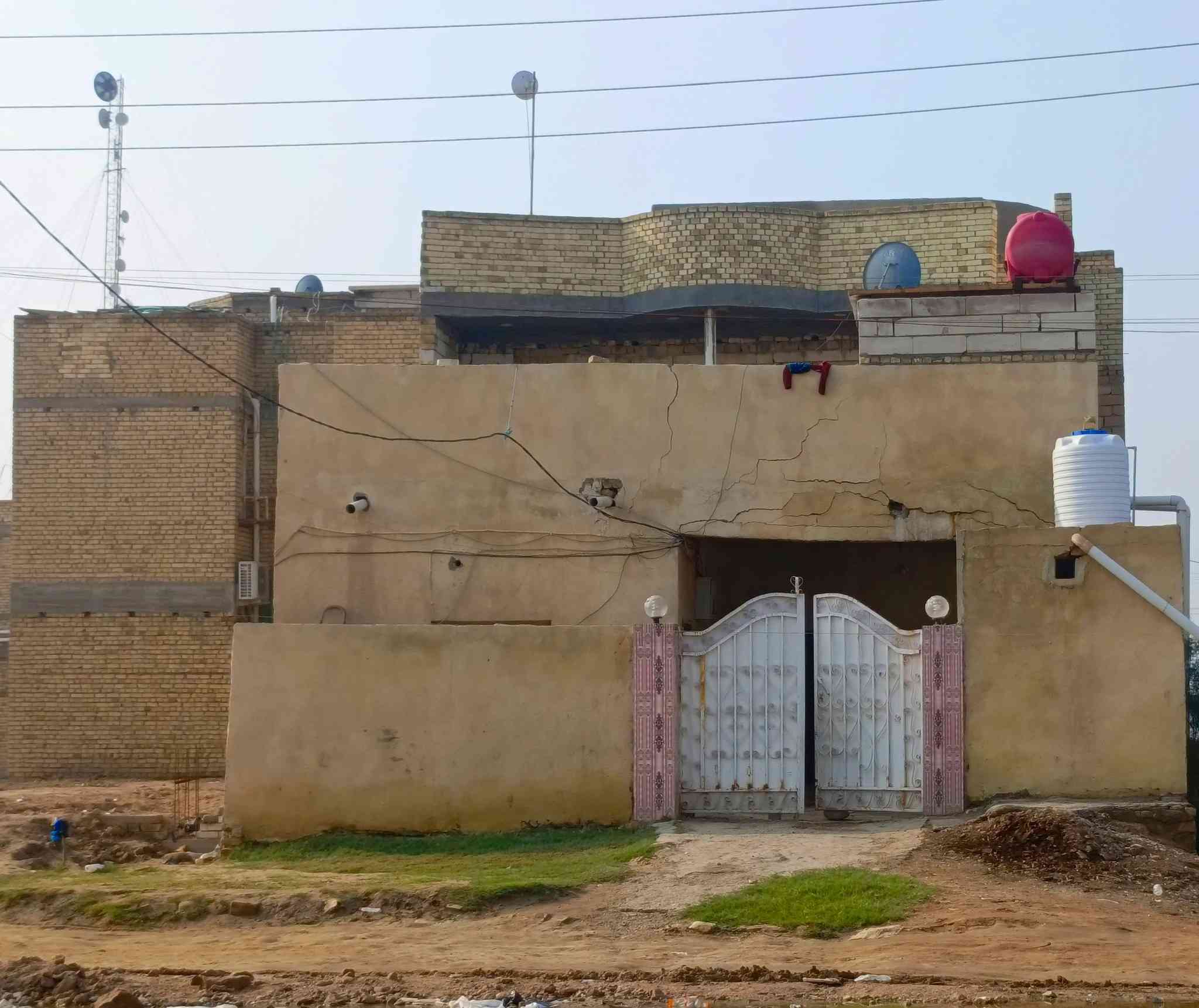 السلام عليكم 
بيت للبيع طابقين في منطقة السيدية مقابل الشقق السكنية المساحة 200م
رقم العقار 450/ 42 طابو صرف 
ثاني بيت عن الشارع العام
منطقة متكاملة من ناحية البناء 
الطابق الأرضي 
غرف نوم عدد/ 3
مطبخ/1
ديوانية/ مساحتها 11×4
صحيات داخلية وخارجية 
الطابق الثاني 
غرف نوم عدد 2
صالة 8×4
صحيات 
البناء/
الطابق الأرضي/ طابوك 
الطابق الثاني/ فرمستون 
السقف شيلمان/ أوكراني 
الأساس البتلو (كونكريت)
سنة البناء 2014
السعر 85
رقم صاحب البيت 
***********
