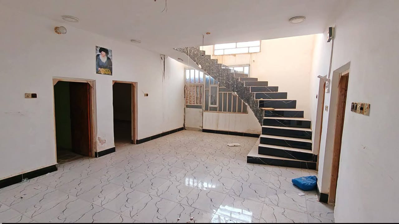 السلام عليكم 

بيت للبيع _الفتاحيه قرب مركز الشرطه 

مساحه البيت _ 200 متر 

يتكون من _غرفتين _صاله _مطبخ _استقبال 

البيت غير مسكون 

للاستفسار الاتصال على الرقم ***********

تابع الصفحة لتصلك جميع العروض

مستعدون لعرض وتسويق عقاراتكم ماعليكم سوئ أرسال التفاصيل علئ الخاص
