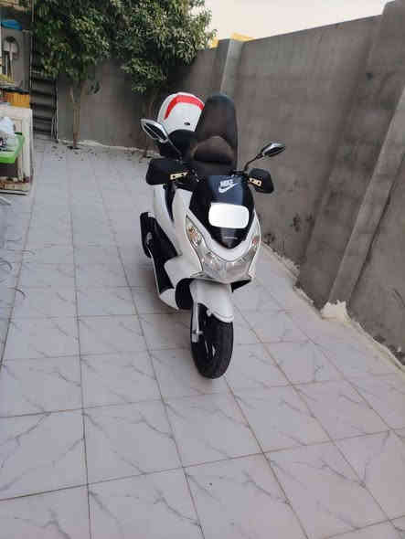 PCX جيل اول  ياباني حساس ازدحام  ستان حساس  تدفئه  يدات  لايت  زنون اشاره  ليد تايرات جدد  عدت الشركة  وسويجات ثنين بلاديه  الدراجه مناقصهه لو برغي مرقم وكامل ثاني يوم تحويل   ***********
