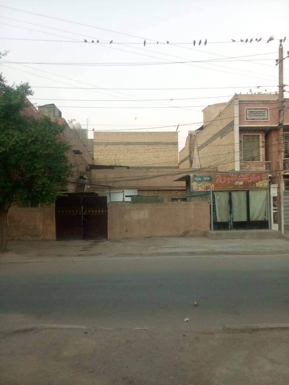 طابو ملك صرف للبيع مساحة 287.5 م وكما موضح في الصور الواجهة  11.5 متر . النزال 25 متر موقع متميز  بالمربع الذهبي بجانب الركن على شارع تجاري 40 متر سايدين يصلح بناية تجارية  مع توفر جميع الخدمات من مدارس ابتدائية ومتوسطة واعدادية وأسواق ومجمعات طبية وقريب على الشارع الرئيسي لنقل الركاب الموقع الشعب  حي عدن قرب مدرسة عمر المختار
الاتصال والتواصل على الرقم فقط مع صاحب الدار مباشرة
رقم الهاتف : ***********
