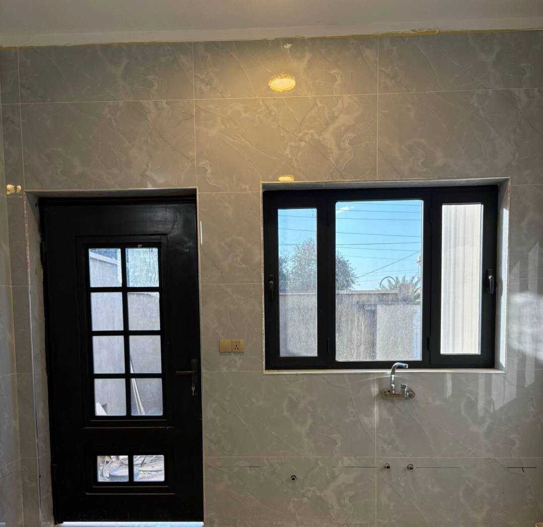 من ناحية القيارة 
تنفيذ احد مواقع معمل السيدحمد 
ابواب وشبابيك اسود فحمي
ضمان 5سنوات مواد تركية 
معمل السيدحمد /النمرود /السيدحمد
للاتصال ***********
