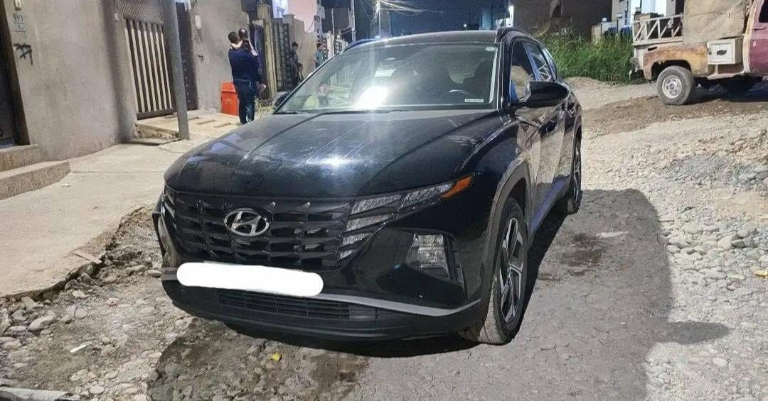 📣 للبيع: هيونداي توسان 2024 (فول مواصفات 1/1) 🔥
سيارة هيونداي توسان (Hyundai Tucson) بالشكل الجديد المميز، بحالة ممتازة وجاهزة للاستخدام بدون أي مصاريف، متواجدة في الموصل.

📌 تفاصيل الأوراق الرسمية والوضعية:
 الترقيم: مرقمة أربيل (رقم، فحص، وهزة جديدة بالكامل).
 الإيرباغات: سليمة 100% بشرط الفحص.

⚡ المواصفات والأنظمة الذكية (فول مواصفات 1/1):
 التشغيل: بصمة تشغيل + ميزة التشغيل عن بُعد.
 العدادات: شاشة إلكترونية ديجيتال بالكامل.
 الشاشة والترفيه: شاشة آيباد كبيرة، شاحن لاسلكي للهاتف (Wireless)، تحكم كامل من المقود (ستيرن)، ومثبت سرعة.
 المقاعد والصندوق: كشنات كهربائية بالكامل مع ميزة التدفئة (كشنات حار)، وصندوق خلفي يفتح ويغلق كهربائياً.
 التكييف: تبريد قطعتين (أمامي وخلفي) ممتاز.
 الجنوط (الويل): ويل كروم بلادي حجم R19 المميز 
 أنظمة القيادة: 4 وضعيات قيادة مختلفة لتناسب كل الطرقات ⁠(Normal - Smart - Sport)⁠.

🛡️ أنظمة الأمان ومساعدة السائق:
 رادار أمامي، جانبي، وخلفي متكامل.
 نظام تحديد المسار التلقائي.
 نظام AUTO HOLD للمساعدة في الزحامات.
 مانع تزحلق.
 نظام الإطفاء الذاتي للمحرك عند التوقف المؤقت لتوفير الوقود.

🛠️ حالة الضرر (واضح بالصور):
 صبغ في الجملغ (بدون أي ضرر في الدواخل).
 صبغ في الباب.
 عدا ذلك السيارة نظيفة جداً وجاهزة.

💰 السعر:
 175 ورقة (السيارة مرقمة كاملة وبسعر قفل ومنافس جداً) 🔥
📞 للاستفسار والتواصل (واتساب):
 ***********
 ***********
 ***********
