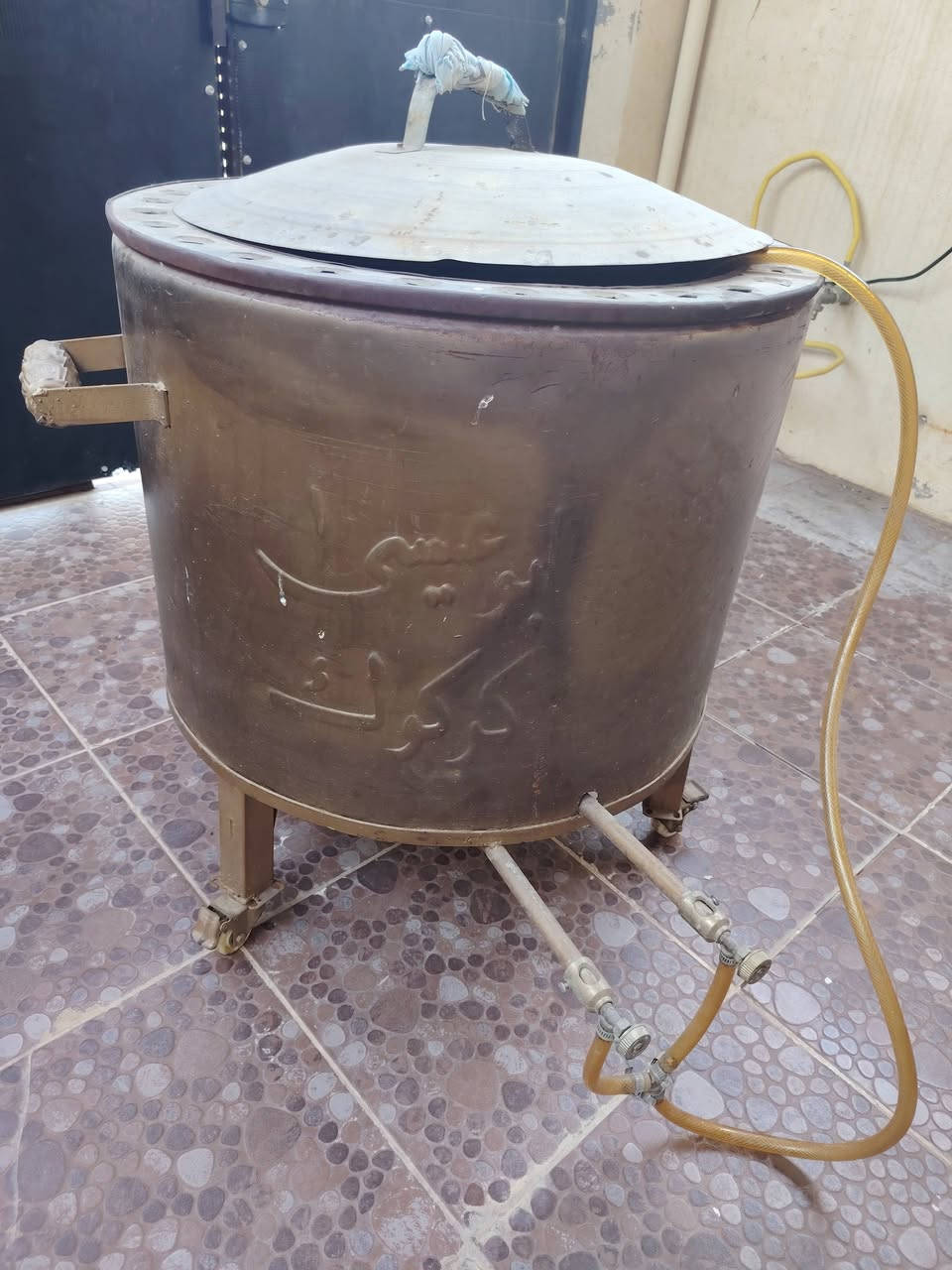 السلام عليكم 
تنور غاز عدد ٢ واحد كبير واحد صغير 
بحالة جيدة مابيهم عيب 
السعر ثنينهم ٦٥ الف 
للتواصل واتساب ***********
