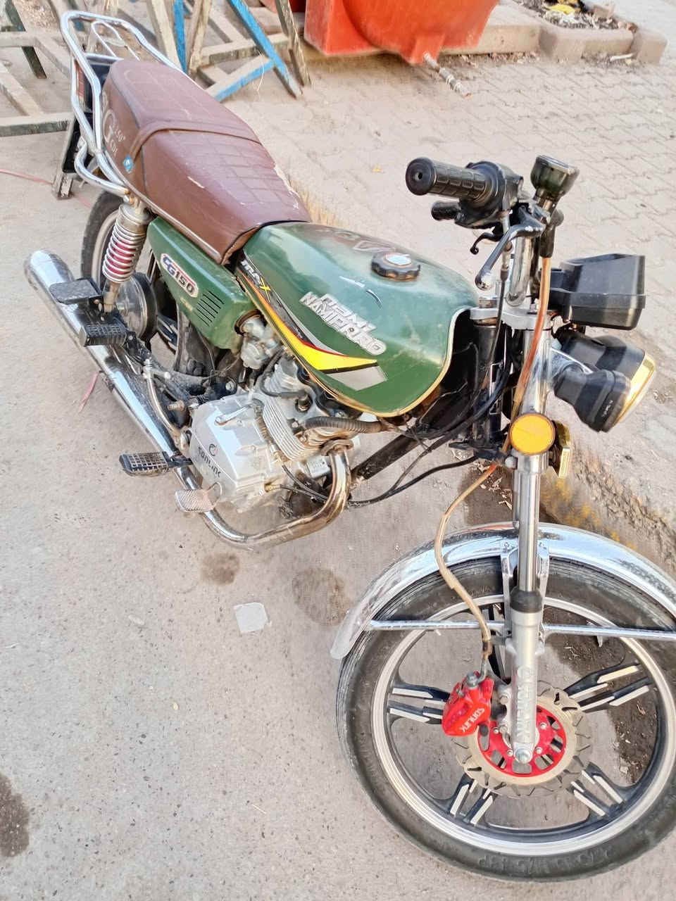 دراجة ايرانية موديل 23 أوراق كاملة 
لون زيتوني مميز دراجة شرط  بلادية اي نقص ما بيها
دراجة مال بيت من شغل لبيت ما متعوبه 
السعر 500 الف بيها مجال قليل حك جيه 
مكاني بغداد الشعلة شارع عام ***********
