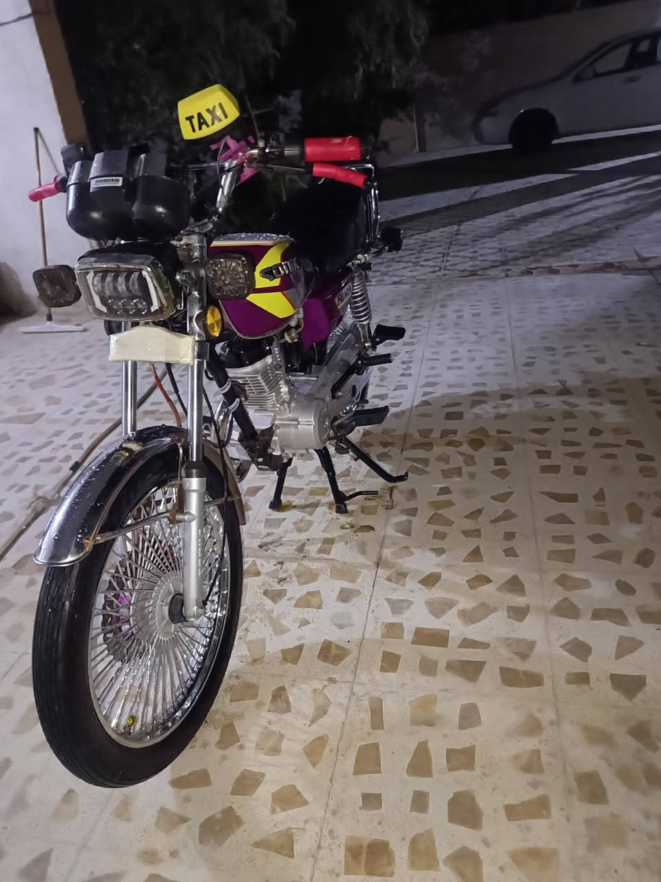 السلام عليكم تايكر للبيع 24نضافه كدام عينكم صالنصه جعره اشاير لايت عالي ناصي بس شاشه طافيه مكاني اديالى كنعان السعر 625 وبيهه مجال رقم الهاتف *********** اتصال او واتساب 
بدون خرج
