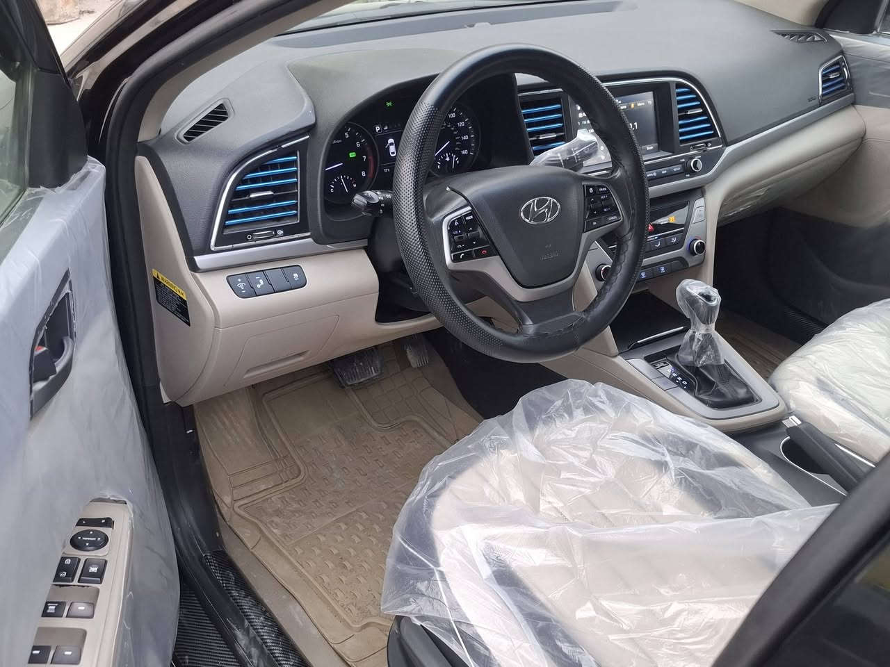 سلام عليكم النترا2018كير ومحرك وحدادية كفالة تخم تاير جديد مال جناي جاهزه الاخير تبريد ثلج ⛄️ بيها3قطع صبغ فقط رقم  شمالي سليمانية 
السعر125 بيهه مجال لشراي 
الاتصال***********
مامتواجد على الفيس  👆👆
مواصفات السياره 
شاشه كبيرة
تحكم استيرن 
كامره
3انضمه قياده
