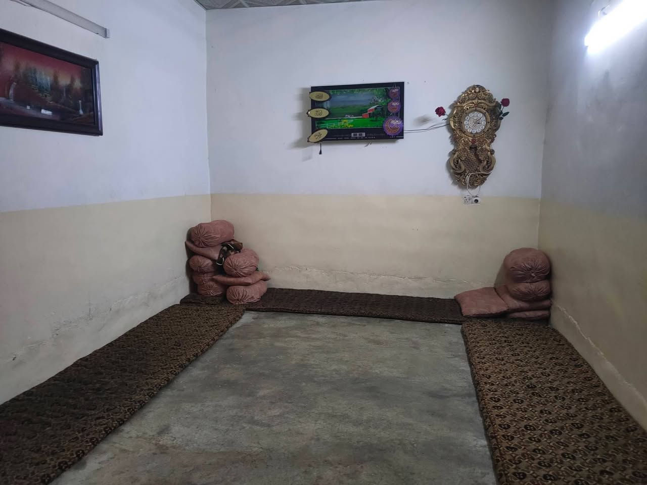 سلام وعليكم
اخوان البيت للبيع مساحته 200متر ممر داير حبل يتكون 
من غرفتين واستقبال وهول وكراج وصحيات موقع حي العروبه للاستفسار اكثر اتصل فيس مامتواجد ***********___***********
