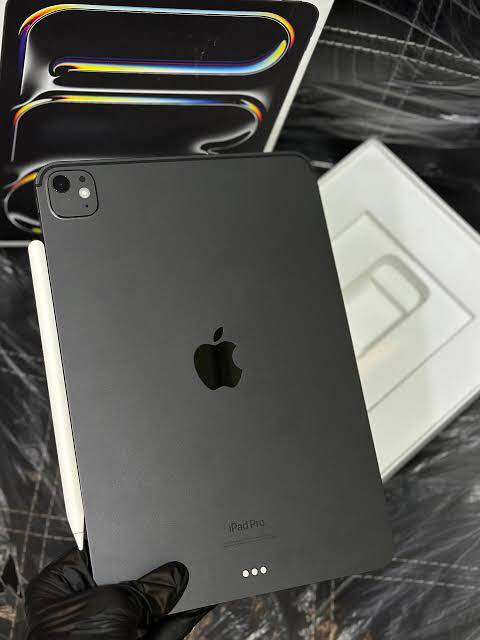 ايباد 11برو معالج m4 ذاكرة 256 بطاريه 100 مشحون 107 مره نضافه 100 بس بي بشاشه اثار مال لعب ببجي زغار كلش ما مبينات اله بتدقيق يعرفوهن لاعبين ببجي مهم سعره راح يكون 950 وبي مجال لشراي رقمي ***********
