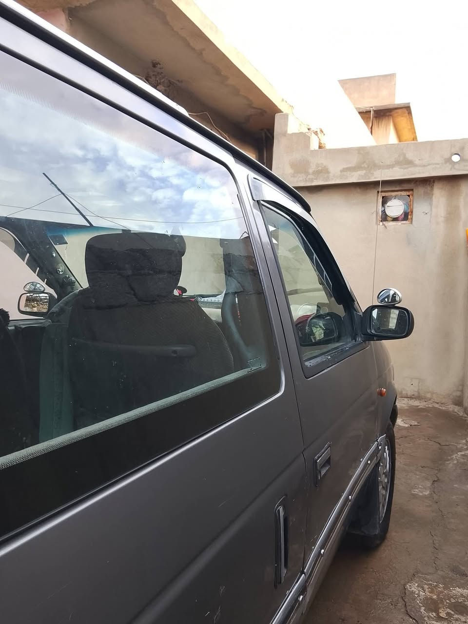 السلام عليكم سياره كلايزر للبيع موديل 1991 محرك باجيرو 3000 .6سلندر مصبوغه عام طخم تاير جديد السياره باسمي   اني الشرعي السياره 7 راكب
السعر 45 وبي مجال بسيط 

***********
