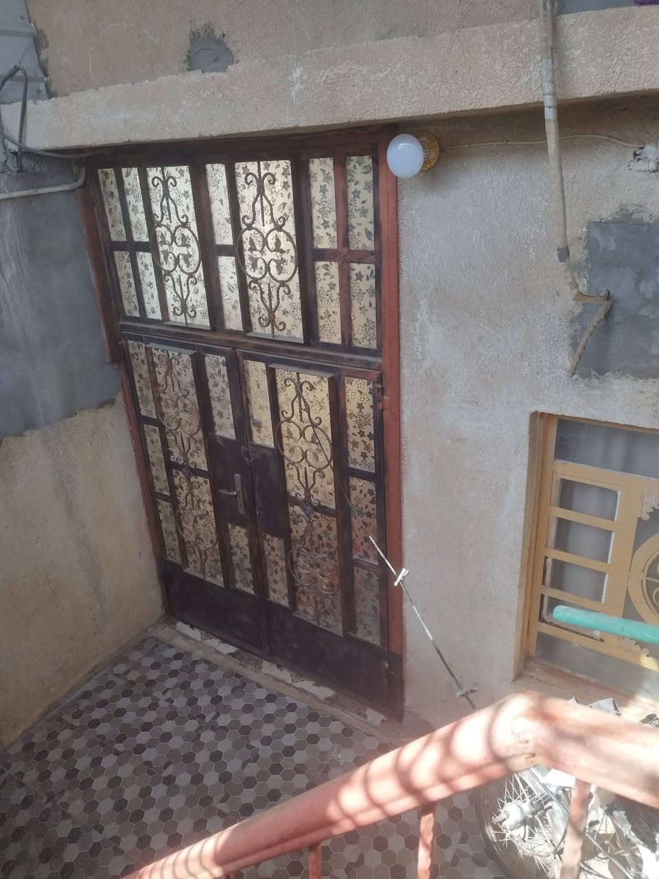 دار سكن مساحه ١٠٠متر
طابو زراعي سند ٢٥
البناءمسلح
الارضيه صب ٤٠قي٦٠
رباط كامل على اللبت
السطح كونكريت مسلح
ديوانيه وغرفه ومطبخ صحيات داخليه وخارجي 
الدرج خارجي على طارمه 
البيت سيراميك
سقوف ثانوي
السعر ٥٠مليون بيه مجال
خزان ماءعدد٢
مغاسل عدد٢
متطور ماء،عدد٢
خط مولد ليل نهار
ابو الخصيب كوت الحمداني شارع السيراميك 
*********** ابو الخصيب
