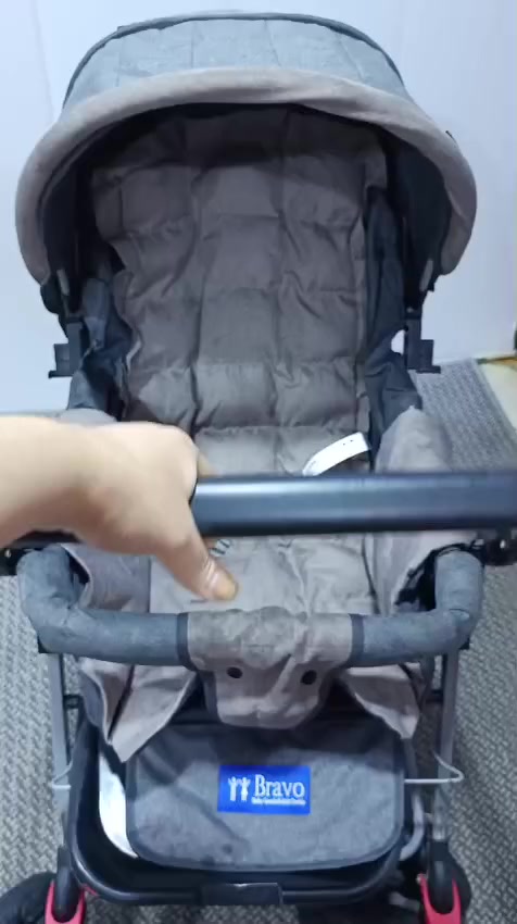 للبيع عربانة اطفال نوعية Bravo  مستعملة شي قليل الظهر. يصير كعدة ونوم
مريحة كلش وجبيرة تايراتها نظيفة
وتندفع من الخلف ومن الامام كما موضوح بالفيديو 
السعر ٣٥ وبيها مجال  مكاني بغداد ساحة ميسلون  للاستفسار ***********
