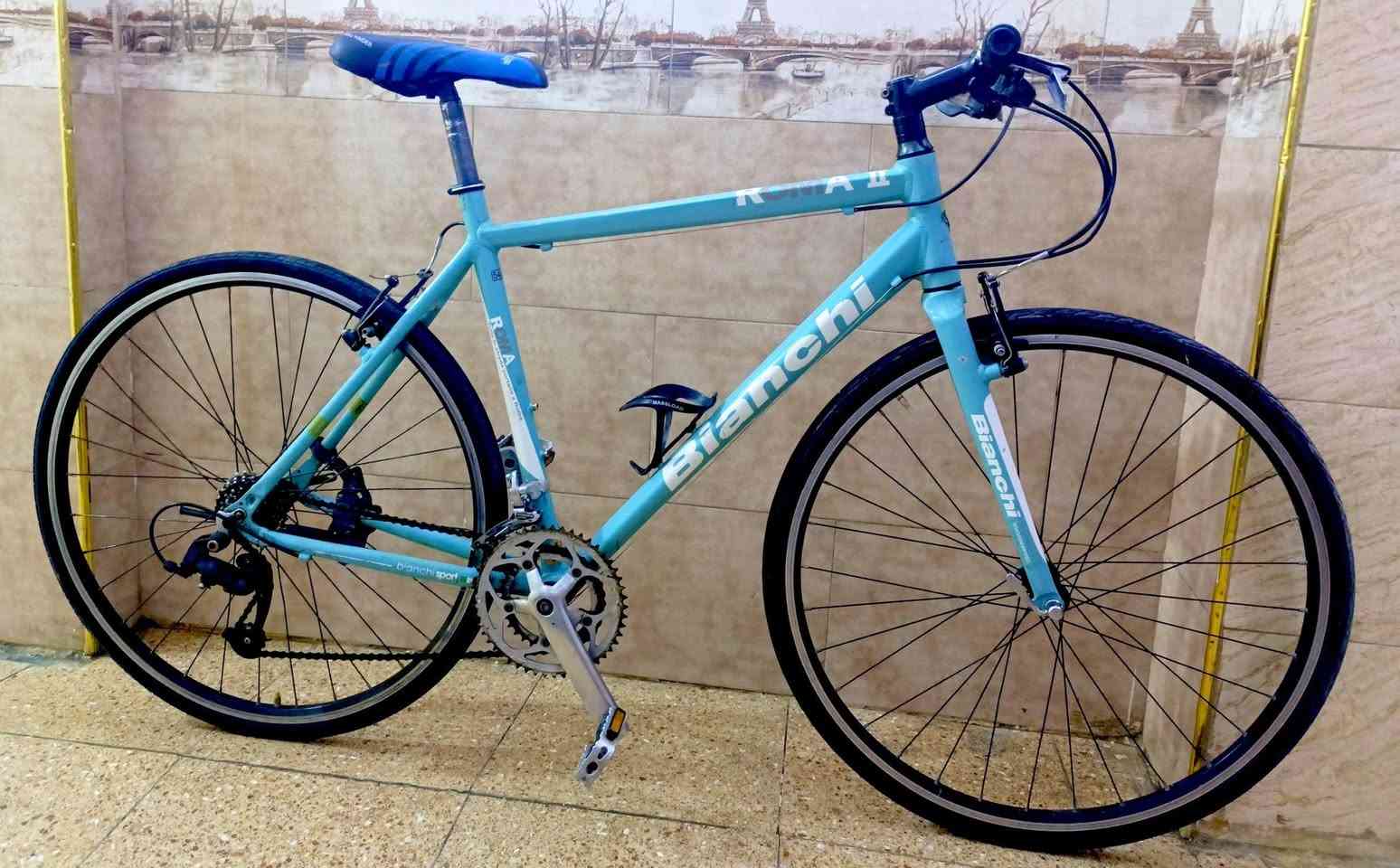 السلام عليكم شلون كباتن 🌄
الوحش للبيع بايك c700 ماركة بيانكا الايطالي العالمية  الغنية عن التعريف 🤩🥰

قياس الفريم//54 لارج 

معدن الدراجة //فول المنيوم ضخامة مضلع  وزن خفيف 🥰🥰 

سستم الدراجة // شيمانو اصلي بالكامل  // عدد نمر 8*2😍🤩

ويالة الدراجة ماركة شيمانو فول سلاسة ومتانة 🤩😊

تايرات عريضة نظافة فول انسى طسات ☺️ 🤩 
نظافة البايك// 90*100☺️😊 
مع ملحقات هدية قاعدة مطارة وستاند اصلي 💪👍

سعر 200الف وبي مجال 👍💪
بغداد القاهرة قرب حلويات عدنان//***********
