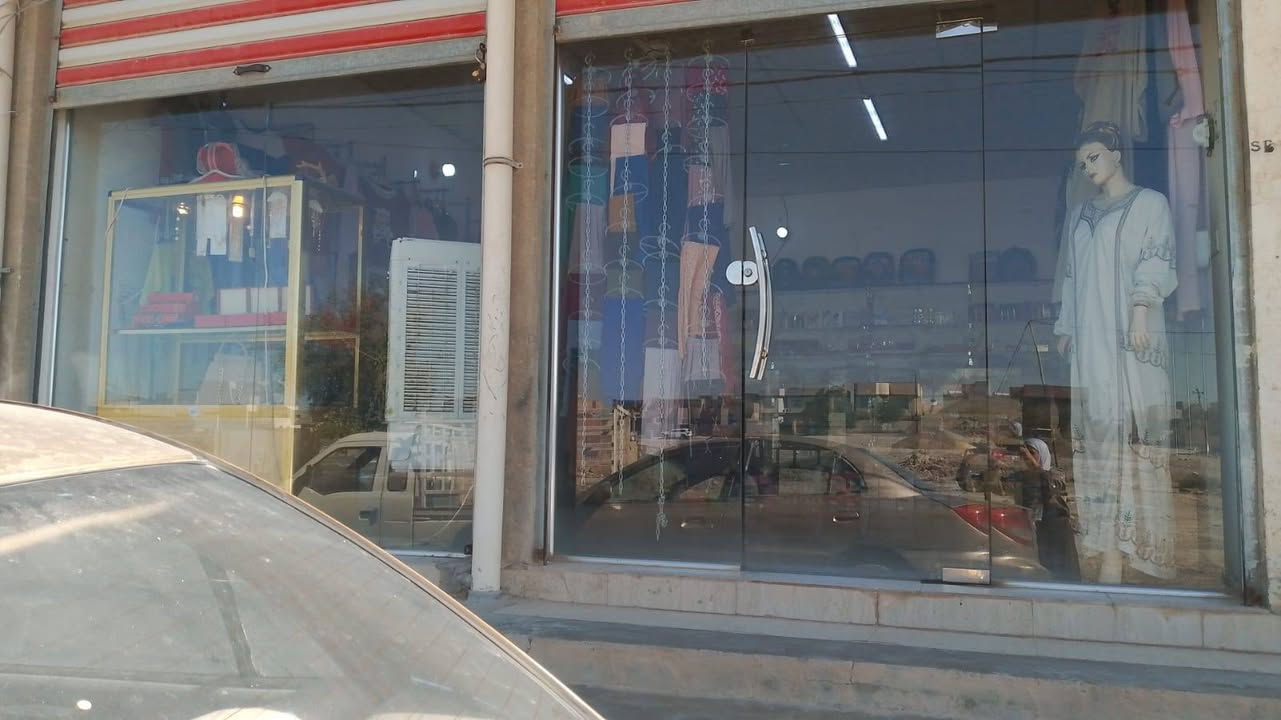 عندي باترينات بسعر حيل مناسب وجام خان جديدة صار شهر من شديتها 
اكو ابو  اثاث محلات يشتريهن مستعجلة عل بيعتهن حيل
الاتصال على الرقم ***********

