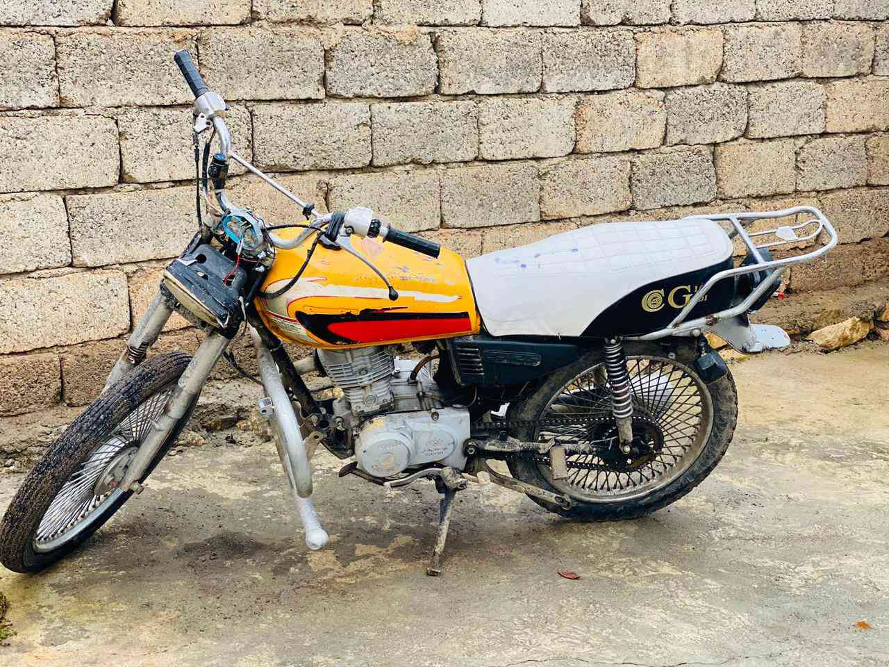 السلام عليكم  ماطور بارت البيع  شغال  كامل  ترايك وين ماتريد وياله نضاف وال باقي جدام العين  السعر 225وبي مجال تصل *********** وخاص
