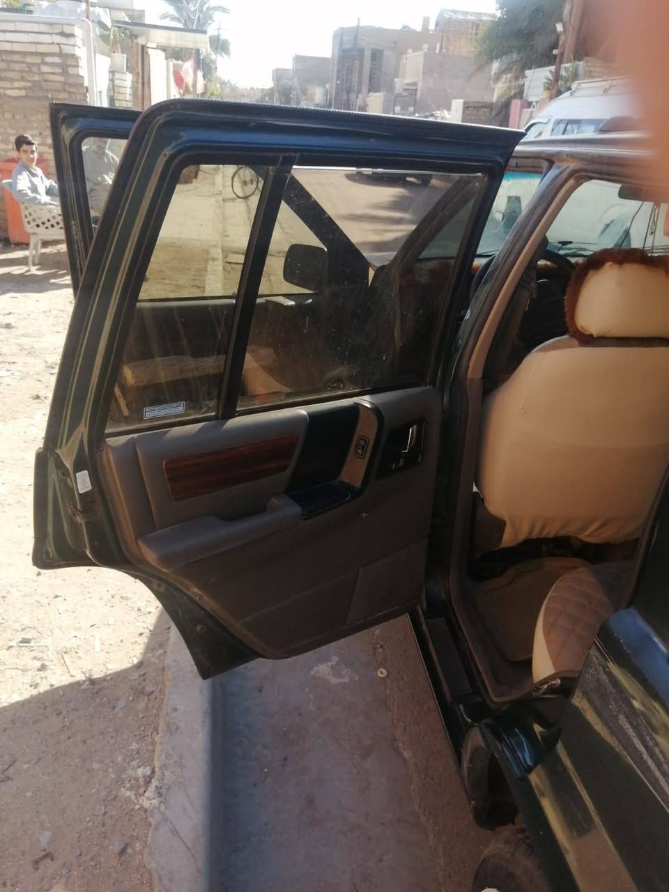 إسلام عليكم جيب شيروكي موديل ٩٤ محرك بطة ٦ سلندر كهربائيات كلها شغالة دوشة جديدة تخم  تايرات جديد كراسي كهربائية رقمها بغداد سنويه ساقطه 10ايام السعر45 أو بيها مجال السيارة بسمي او رقمها بغداد مميز الهاتف   *********** مكان السيارة بغداد حسينية الراشدية
