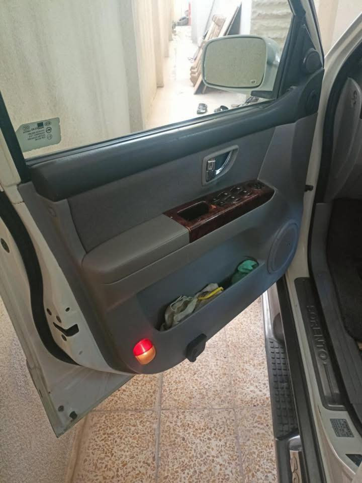 للبيع سورنتو 2004 سياره جديده بمعنى الكلمه داخل صاج مكينه 3500 مال حاويه قبل شهرين شادها مري شفط فتحه بلسقف تحكمات التبريد بيانو تحكم ستيرن طخم تايرات جدد حتى السبير شاشه كبيره كأمره منضومه زنون شادلها دفع رباعي رقم اربيل دولي شرط التحويل سياره مايعوزها بس ستر الله مكاني موصل ايسر.
 بي واتساب ***********
