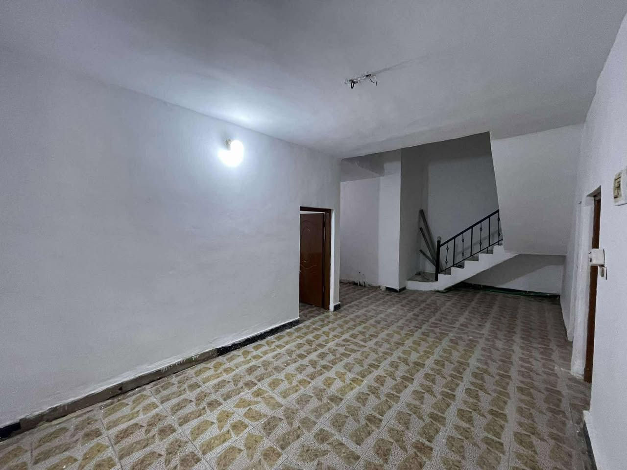 سلام عليكم
بيت مساحة 140 متر علما ان البيت غير مسكون تتكاتب منا تستلم البيت منا 
استقبال ومطبخ وهول وغرفة جوة وغرفة فوك وصحيات داخلية وصحيات خارجية البيت مرقم ومسجل بالبلدية والمعاملة بااسمي سعر 31 قابل للتفاوض 

***********
