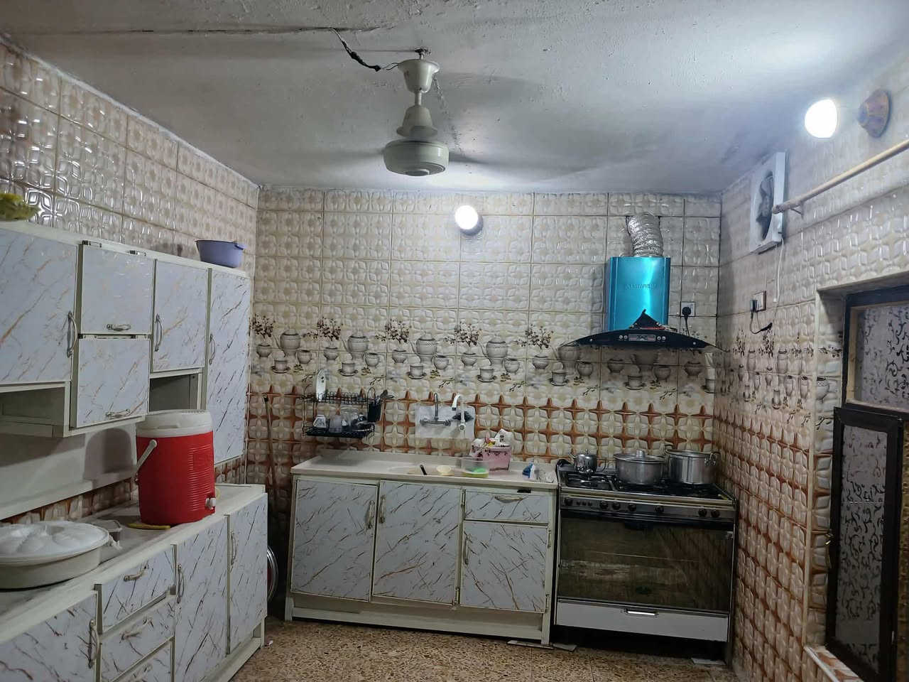 السلام عليكم . بيت للبيع الإسكان القديم البيت قديم  ومرمم مساحة ١٣٥م يحتوي على براني ومطبخ و٣ غرف ٢ جوه وحده فوق  بالسطح البيت طابق واحد وصحيات خارجيه وداخليه السعر ٧٥ وبي مجال بسيط الشراي يتصل *********** ورجاءا اللي مايشتري او مايعجبه السعر خلي يعبر المنشور ولكم التقدير
