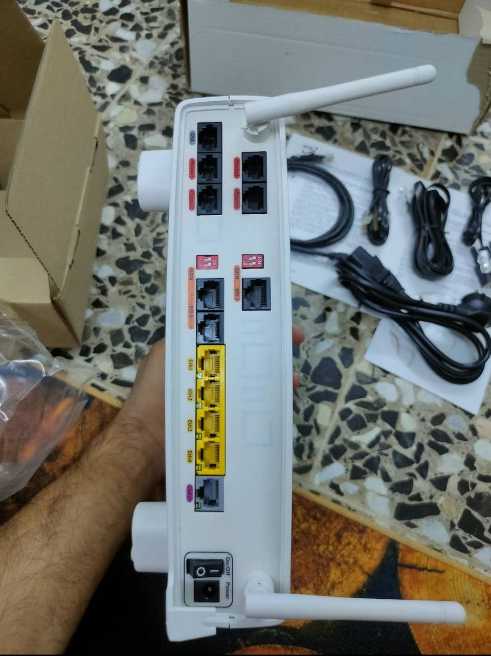 راوتر بهذا الشكل جديد غير مستخدم ولامبرمج فقط فحصتة على الكهرباء شغال للبيع بس ماعرف سعرة انطوني سعر بالتعليقات باليرضي الله .


**إذا كنت صاحب هذا الإعلان وتريد حذفه لأي سبب، رجاءا أرسل رسالة إلى الدعم الفني**