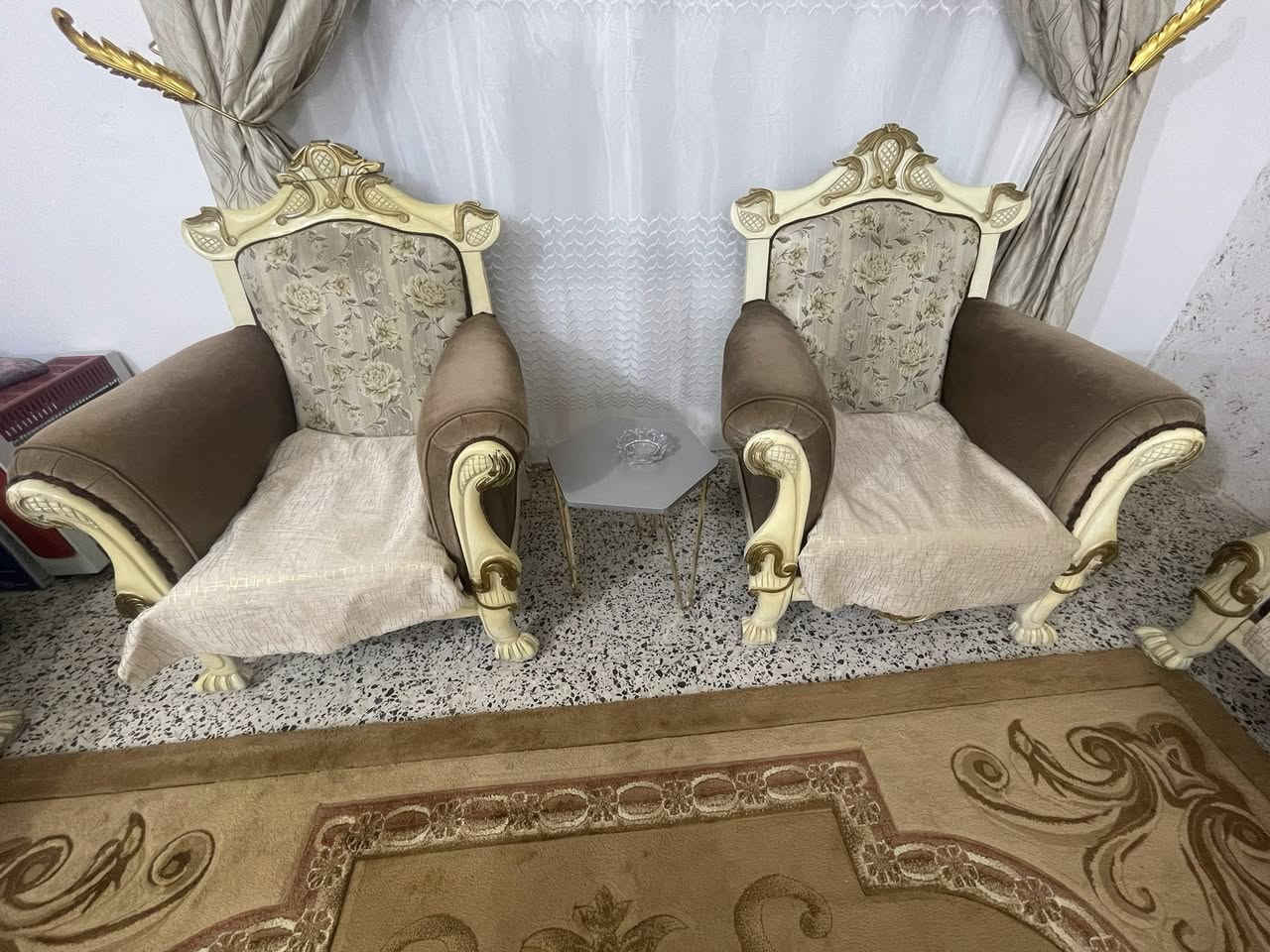 السلام عليكم 
تخم مصري زان للبيع مستعمل نظافة 90‎%‎ 
يتكون من 10 مقاعد 
المكان واسط قضاء الصويرة ناحية تاج الدين (ع)
الاتصال على الرقم ***********
