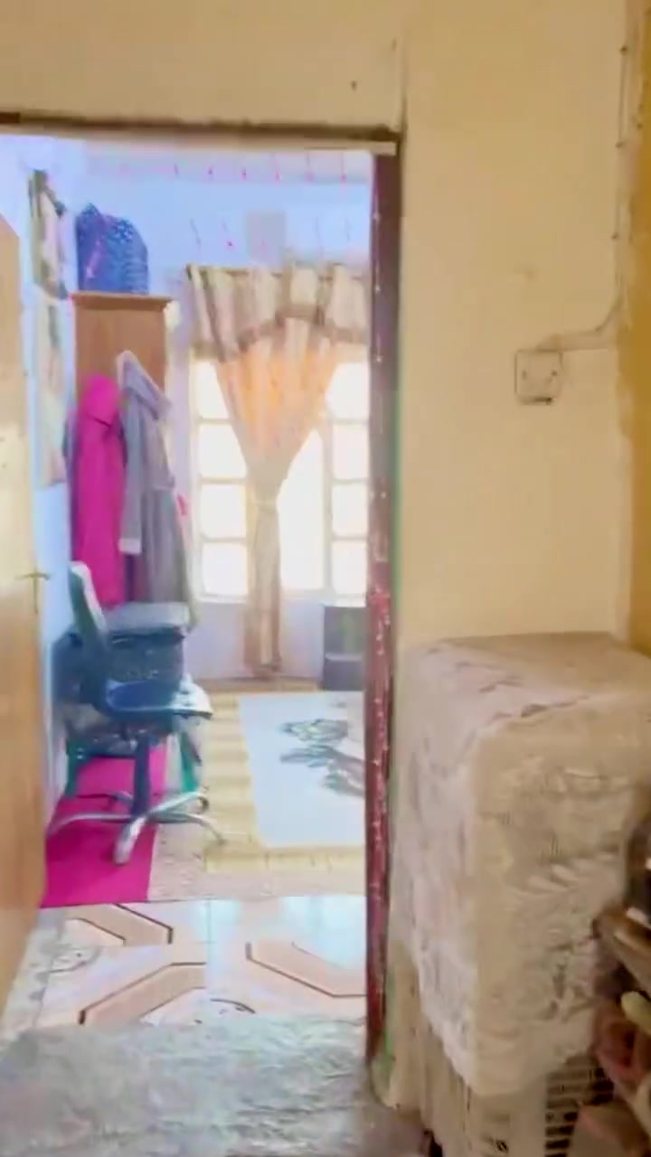 السلام عليكم يوجد لدينا مشتمل للبيع المساحه 50 متر طابق ونص بناء 2018 مسلح يحتوي على غرفتين وصاله ومطبخ صحيات وسطح بيت جدا نظيف في الحريه الثانيه محل 426 قريب كبه الشاطئ الاستفسار عن الرقم التالي ***********
