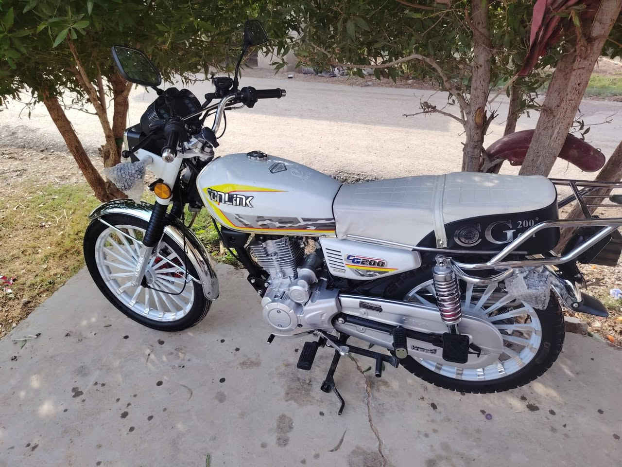 سلام عليكم دراجه سونك موديل25 دراجه نضيفه ماشيه 9000. كشي شغال بيه من عده صندوك مو البيع. مكاني جسر دياله. سعر 825. تواصل ***********. مايعجبه لا يكسر بل سعر.  اوراق كامله.
