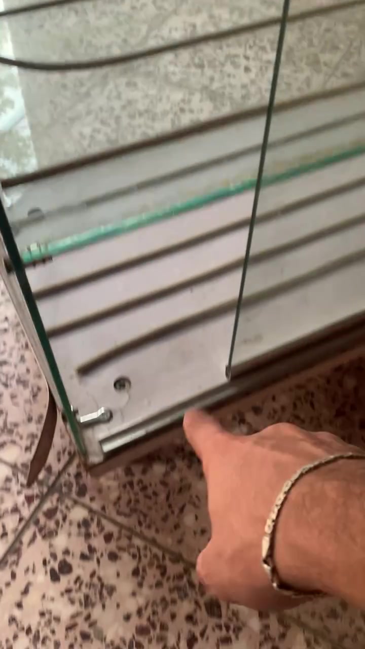 ميز زجاجي يفيد الاصحاب المحلات بسعر جيد ومناسب للأستفسار ***********
