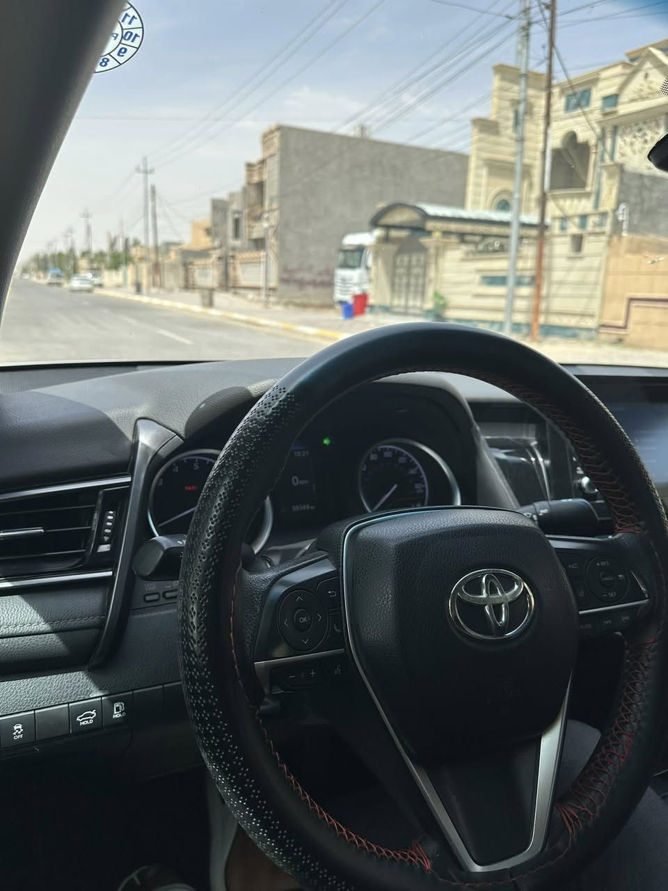 السلام عليكم تويوتا كامري موديل 2023لون ابيضّ ثلجي  فئت LE مواصفات ثلاث وضعيات قياده تحديد مسار مثبت سرعه شاشه كأمره  خلفيه سنتر قفل أبواب تبريد لمس كرسي سايق كهربائي.السياره مابيه اي نقص السعر 195 ورقه وبيه مجال للشراي  العنوان تكريت اللاستفسار الاتصال علا رقم ***********
