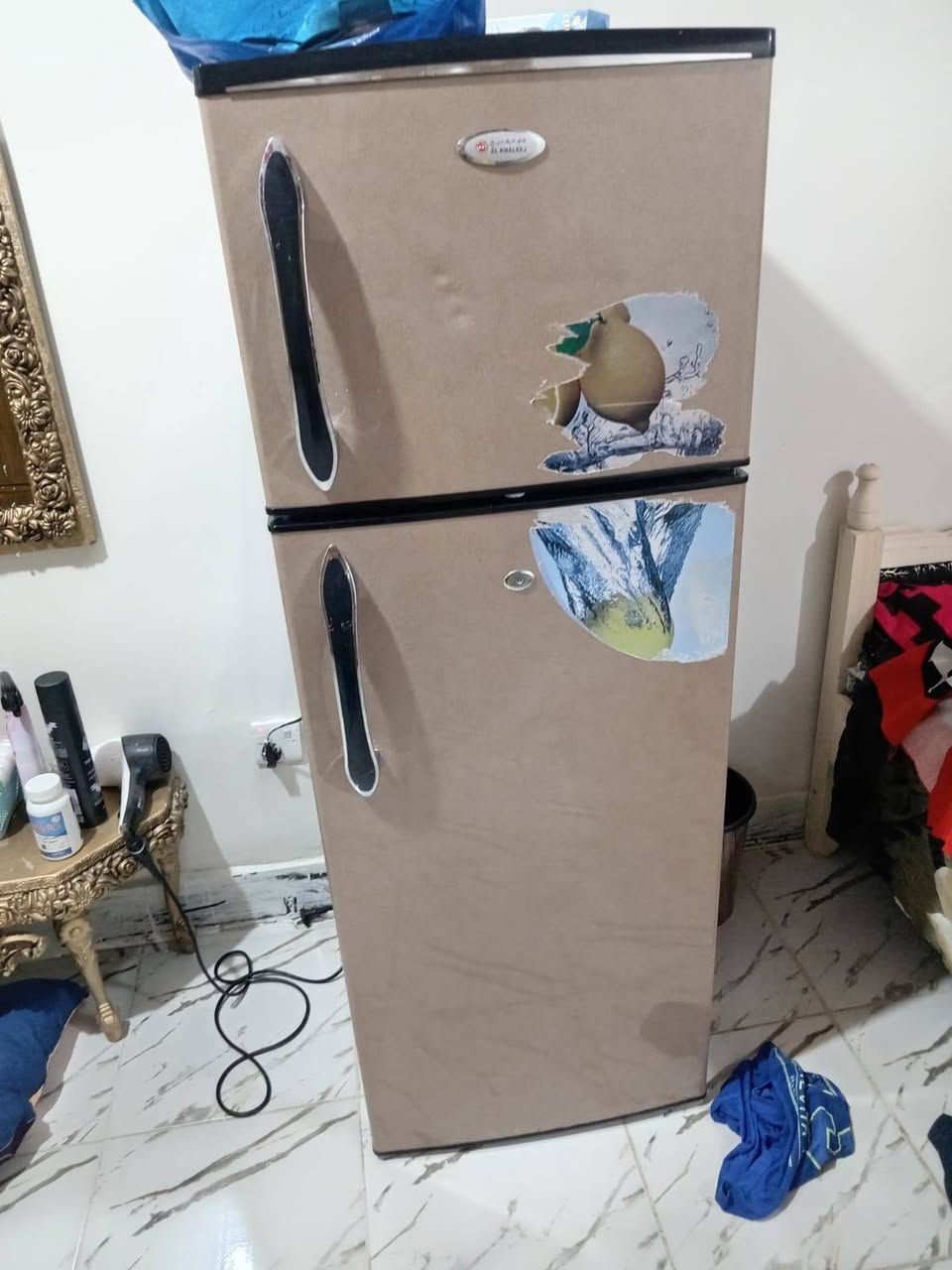 سلام عليكم 
ثلاجه حجم وسط نضيفه ما مصلحه 
سعره 150 وبيه مجال بيسط للتصال وستاب ***********
