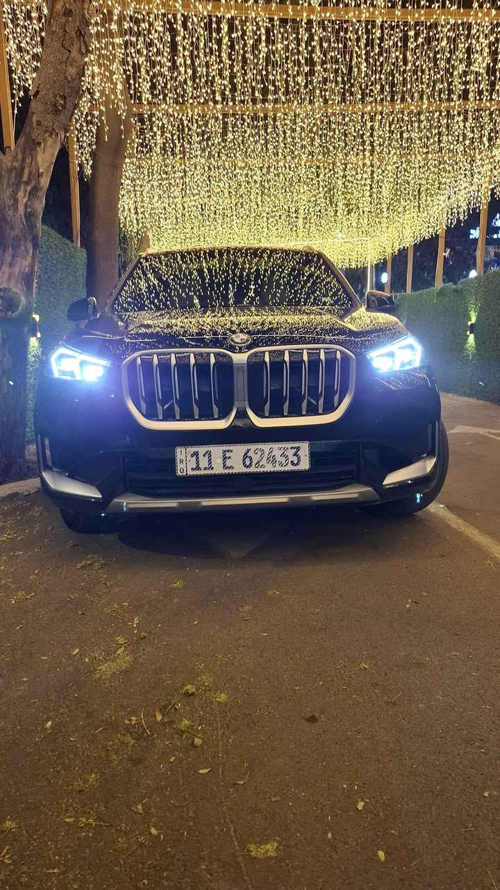بإطلالة الوكالة.. BMW X1 2025 Xdrive | قوة الأداء وفخامة التكنولوجيا (ماشية 9000 ميل فقط)
أداء استثنائي: محرك 2000 توربو بقوة وعزم عاليين، مع ناقل حركة 8 سرعات لتجربة قيادة سلسة واقتصادية.

تكنولوجيا متطورة: نظام كاميرات 360 درجة مع خاصية التسجيل المستمر، وشاشة عرض (Data Show) على الزجاج الأمامي لضمان تركيزك على الطريق.

راحة ورفاهية: سقف بانوراما واسع، كراسي كهربائية بالكامل، ونظام تكييف منفصل (قطعتين ومناخين) لراحة جميع الركاب.

ذكاء في التعامل: صندوق خلفي يفتح بحركة القدم، تشغيل عن بعد، ونظام "أوتو بارك" للركن الآلي الذكي.

الحالة القانونية والفنية:

المسافة المقطوعة: 9000 ميل فقط.

ملاحظة الشفافية: السيارة وارد امريكي حادث بسيط (جاملغ وربع بنيد) وتم إصلاحها بقطع أصلية وكالة

الأوراق: داخلة ضمن "حصة الشهداء" مع وجود كافة الضمانات القانونية (بيع وكالة + عقد كافة الضمانات).
باسمي رقم بغداد

السعر / 29،600 $ 

التواصل خاص او 
***********
