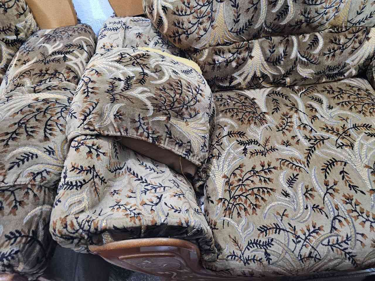 للبيع قنفات مستعمل بي ضرر موضح بالصور مكاني نجف سعرهم ١٥٠ مكان  قرب قريه الغدير ١٠ مقاعد ***********
