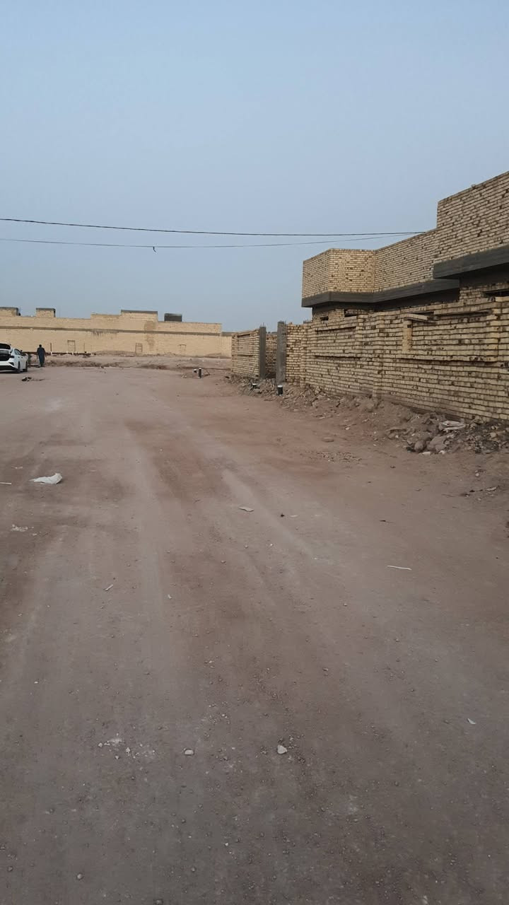 #اعلان اخير 
متبقي القليل 
هياكل شرط البناء درجة اولى مواد درجه اولى 
غرفتين وصاله ومطبخ حار بارد حمامات مناور 
استقبال بيتونه تشاريف 
200 متر كافه الخدمات مي كهرباء مدارس مستوصف يمك باصات نقل  
نقد او مبادرة للاستفسار *********** السماوه المدينه
