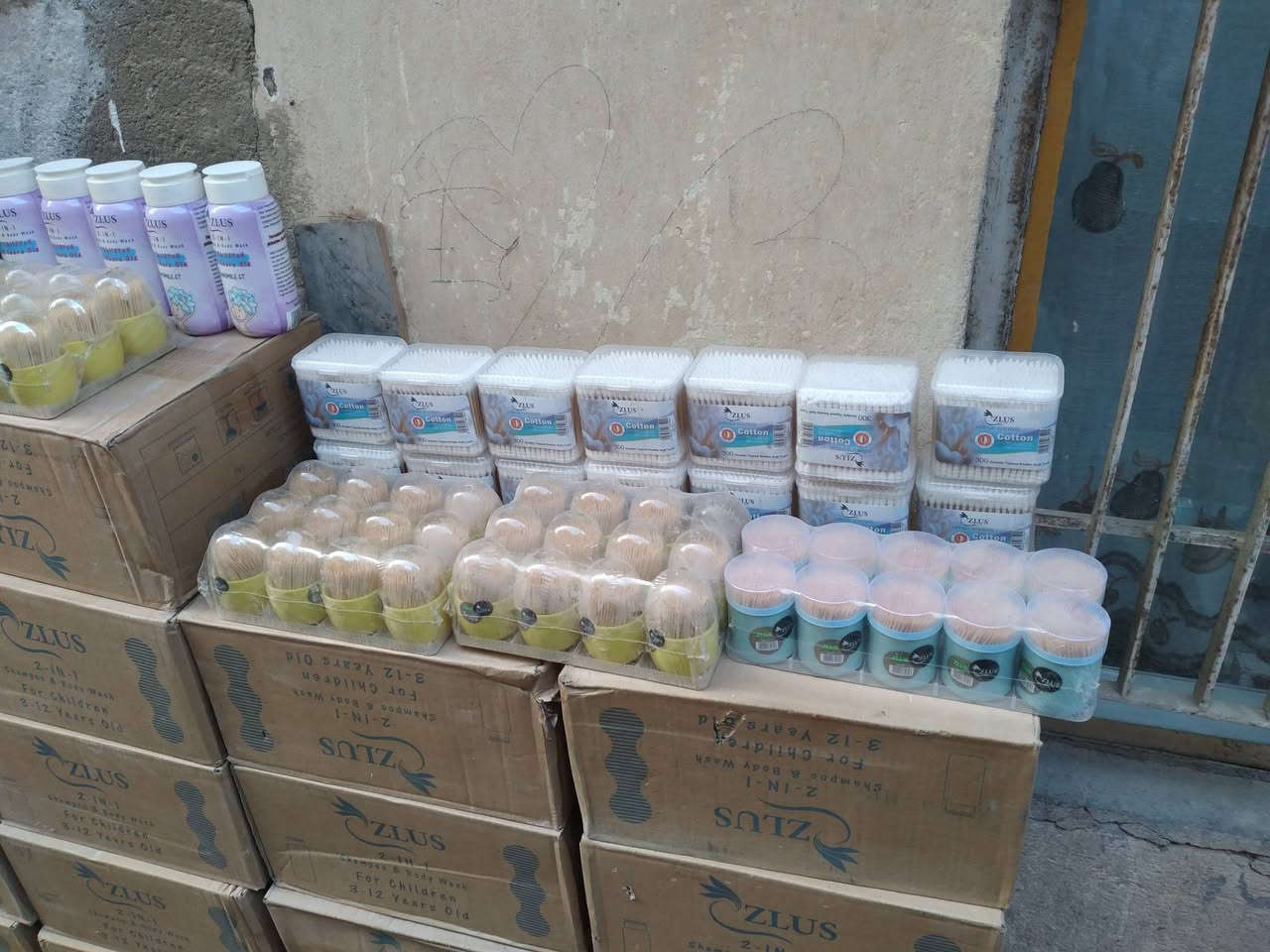 شامبو اندنوسي اصلي شرط الفحص
الكارتون بيهه 20قطعه 
ومنضف اذان 
وعود اسنان 
اتصل وتدلل 
***********
***********
