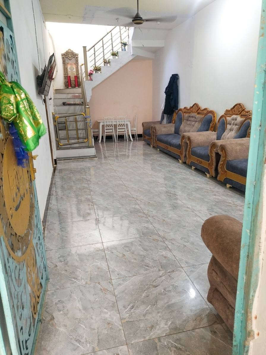 بيت ومشتمل للبيع ..
مساحة ٢٦٠ متر .. خلف الملعب خلف شارع ياسين مباشرة ..

البيت يتكون من غرفتين جوة وهول وبراني ومطبخ وغرفتين فوك ..وصحيات ..عكادة نضيف جدا ..

المشتمل ..

يتكون من غرفة وهول كبير ومطبخ وصحيات ..مع هيكل غرفة فوك ..

***********
