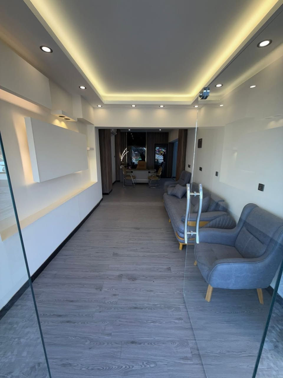 سلام عليكم محل لليجار يم الضربه يصلح مكتب دلاليه اوصالون نسائي اوحلاقه اومكتبه اي مشروع  المحل كامل ديكور جاهز للستفسار ***********
