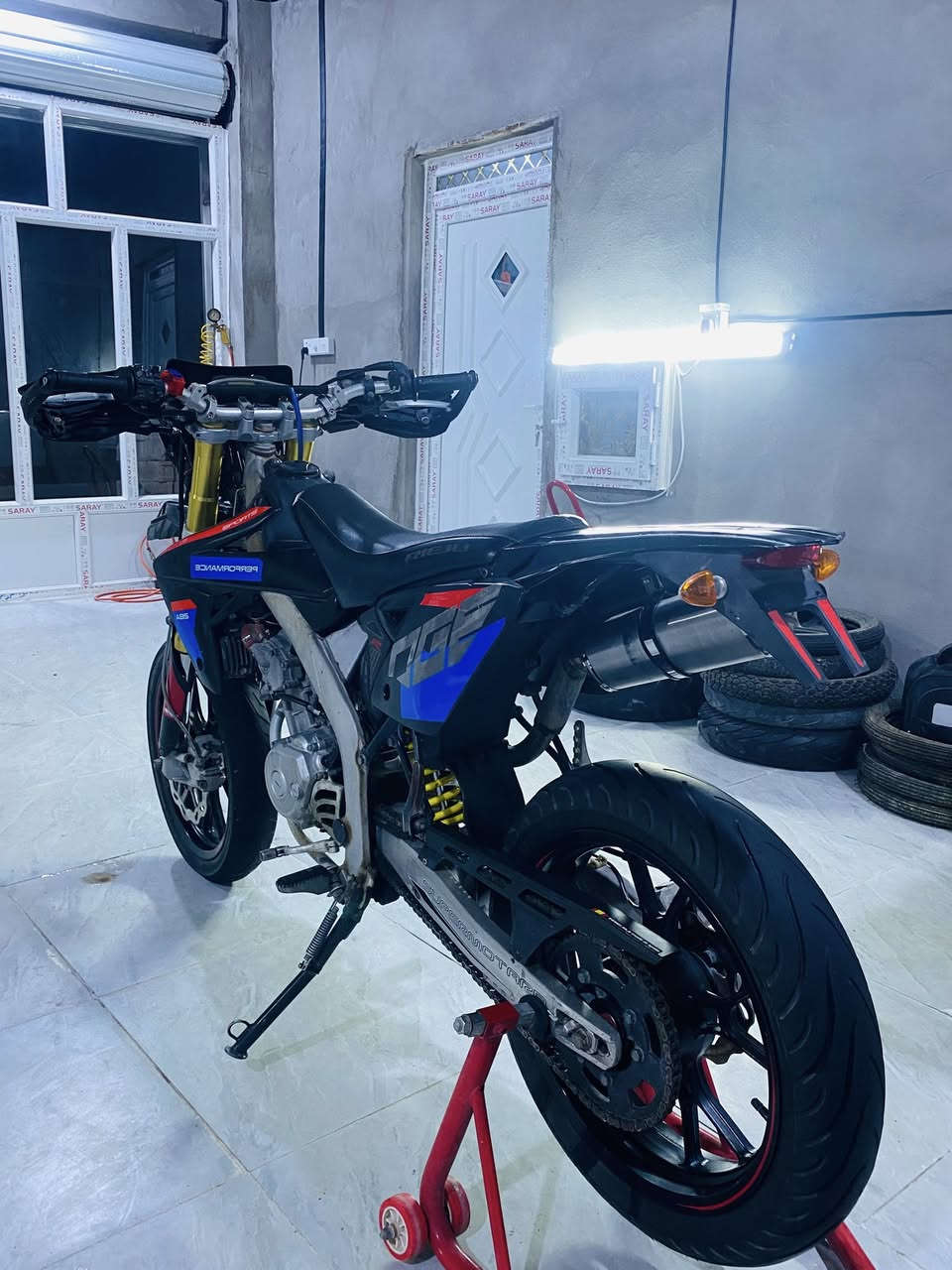 سلام عليكم للبيع او مراوس حسب القناعه دراجة قفاز ياماها ياباني اوراق اصولي شرط دراجة كلها كفاله عامه من كلشي 

مواصفاتها
6 سرعات (6كير)
تبريد مي (راديتر)
محرك ولفات مو خبط
لايت زنون (LED)
اكزوز رياضي +كاتم 

دراجة ما بيها اي نقص جديده بمعنى الكلمه عوزها بس سايق
مكاني ديالى كنعان هاتف او واتساب *********** 
رجاءً مو شراي او منشور ما عجبك اعبره 
وشكراً❤️
