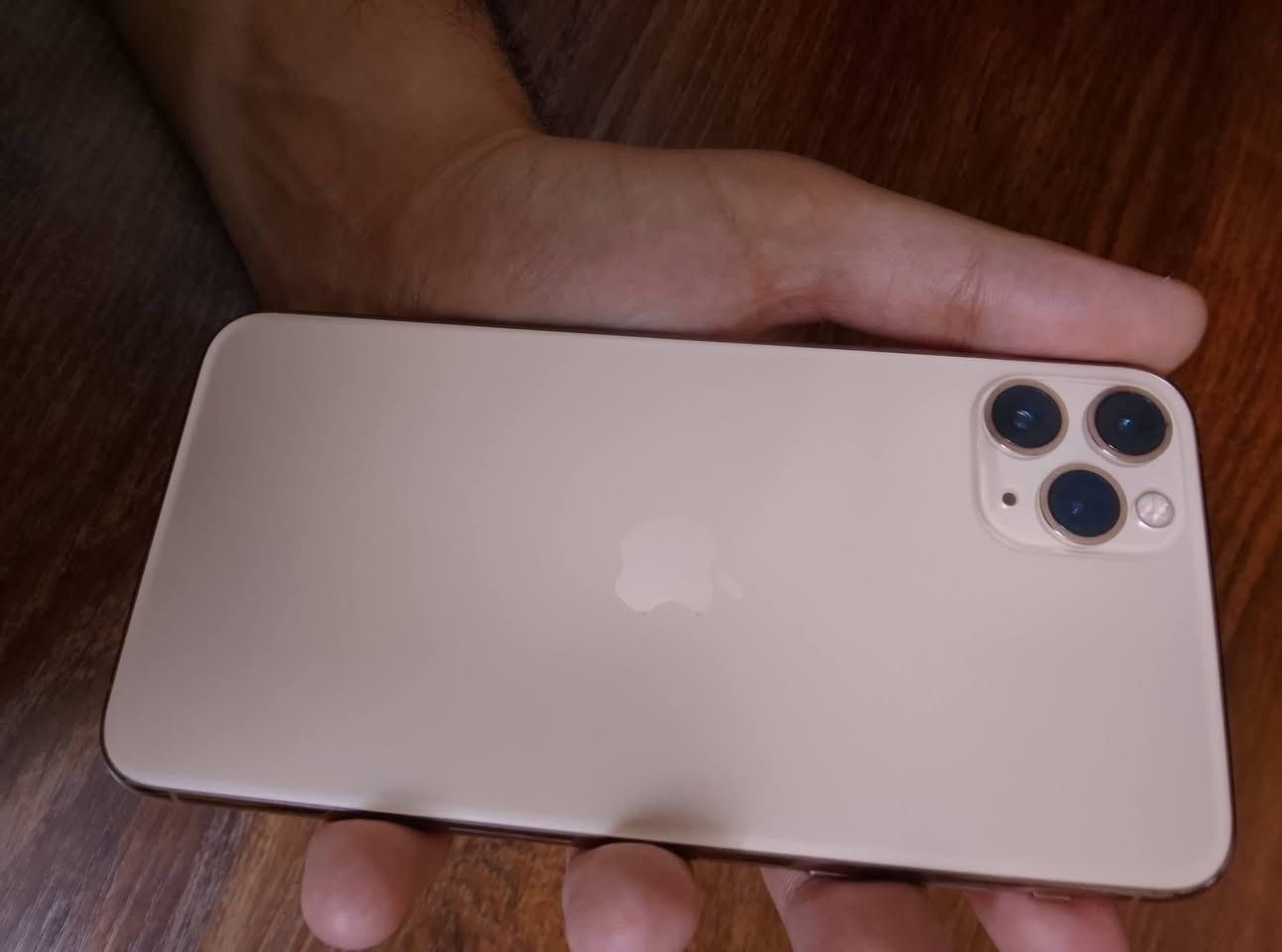 ايفون 11 برو ماكس بلادي ما مبدل بي اي شي نهائياً وما مفتوح 
فيس ايدي يشتغل كلشي مابي 
بطاريته 82 
ذاكرته 256 
بس بي خلل بالصوت الصوت مالته ناصي والجهاز مو وتر بروف هسه نفخت بي وشفته ديسرب هوة وهاهيه بس ذني الشغلتين بي 
وين ما يعجبك نروح نفحص اني وياك واذا مبدل بي اي شي تاخذه ببلاش
للبيع ب325 الف


**إذا كنت صاحب هذا الإعلان وتريد حذفه لأي سبب، رجاءا أرسل رسالة إلى الدعم الفني**