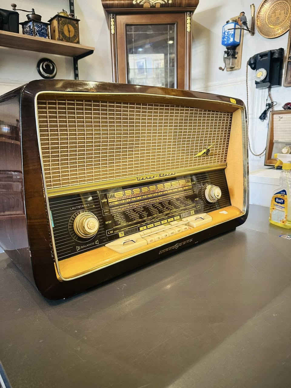 راديو الماني لمبات ماركة LOEVE OPTA ستريو
الموجات  LW-KW1-KW2-MW-FM
العرض 65 سم
الارتفاع 39 سم
العمق26 سم
درجة نظافة ‎%‎90
السعر 350 الف
*********** واتساب المحل في السليمانية يوجد توصيل
