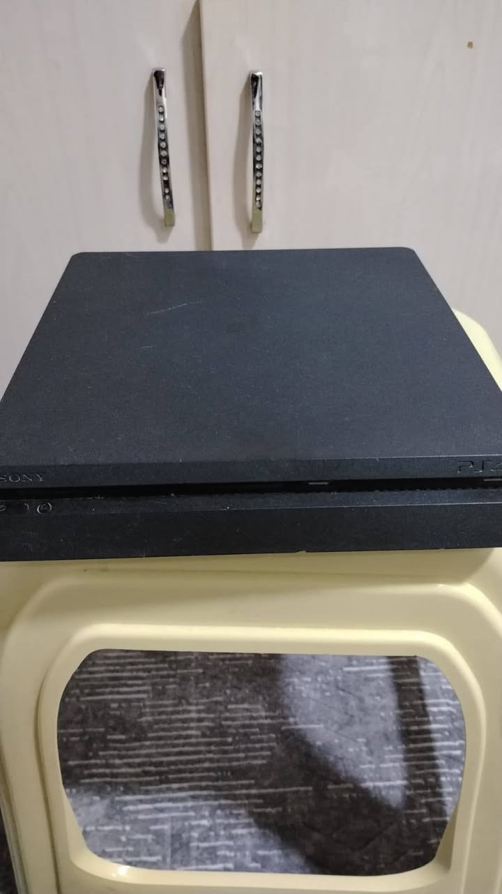 سلام عليكم بليستيشن 4سلم جهاز نضيف بعده بحالت شركه جهاز نضيف جدآ مامفتوح مع كامل ملحقاته مع يده نسخه باندل اصليه موتجاريه (نسخه باندل خاصه) مع واير HDMi مع واير تشغيل بليستيشن (يوجد مع بليستيشن هديه) الهديه حساب بليستيشن مع تنزيل اللعبتين فورت نايت و روكت ليك) +(يده اضافيه هديه نسخه باندل اصليه كل هذا سعره 260 الف فقط بي مجال عنواني السليمانية منطقه رابرين هذه رقم الجوال ***********
