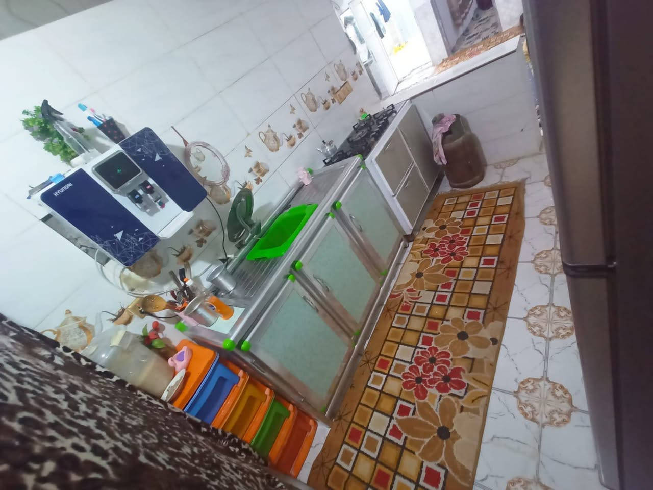 بيت للبيع على طريق ياعلي عامود 136...190 متر مبني 90 و100 متر قطعه سقف سندويج غرفه وصاله مطبخ وستقبال السعر 20 يبعد عن شارع العام 500 متر***********
