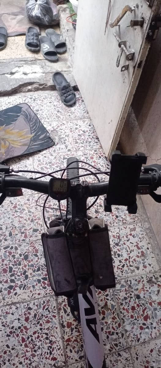 السلام عليكم بايسكل للبيع افا جبلي نضيف ويا ملحقات عداد سرعه وجنطه ووحامله تلفون حجم 26 وبريكات شغاله وبدالات شغلات السعر 90 وبي مجال الاستفسار على هذا الرقم *********** والمكان قرب جامع براثا
