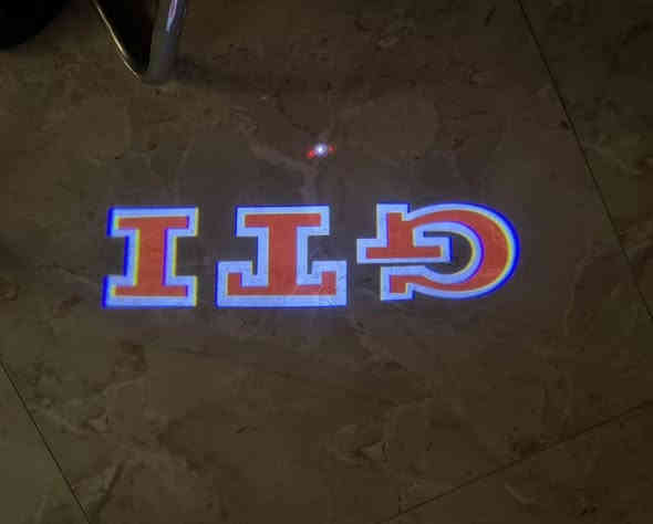 السلام عليكم 
لد ترحيب وتحذير ابواب
فوكس واگن( قالب بلادي)
تيكوان/ تاوس/ باسات/ جيتا/ كولف
بدون تحوير يعمل على بطاريات الكونترول
يتركب بمكان الفسفورة بالباب
يحتوي على حساس للتشغيل والاطفاء
مع فتح وغلق الباب
ضوء احمر مع علامة (vw)أو (GTI)
تركيبه سهل جداً 
سعر الزوج فقط (١٥) الف دينار
والتوصيل مجاني
***********
واتساب
متوفر مفرد وجملة
