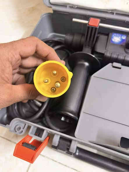 السلام عليكم 
للبيع دريل همر ماركة بوش صنع ألمانيا 🇩🇪 سنةً الصنع 2001 
يعمل على كهرباء 110V يعني يحتاج محولة من 220v إلى 110v 
جديد غير مستخدم نهائياً 
السعر 90 ألف للأستفسار *********** متوفر توصيل 🚚
