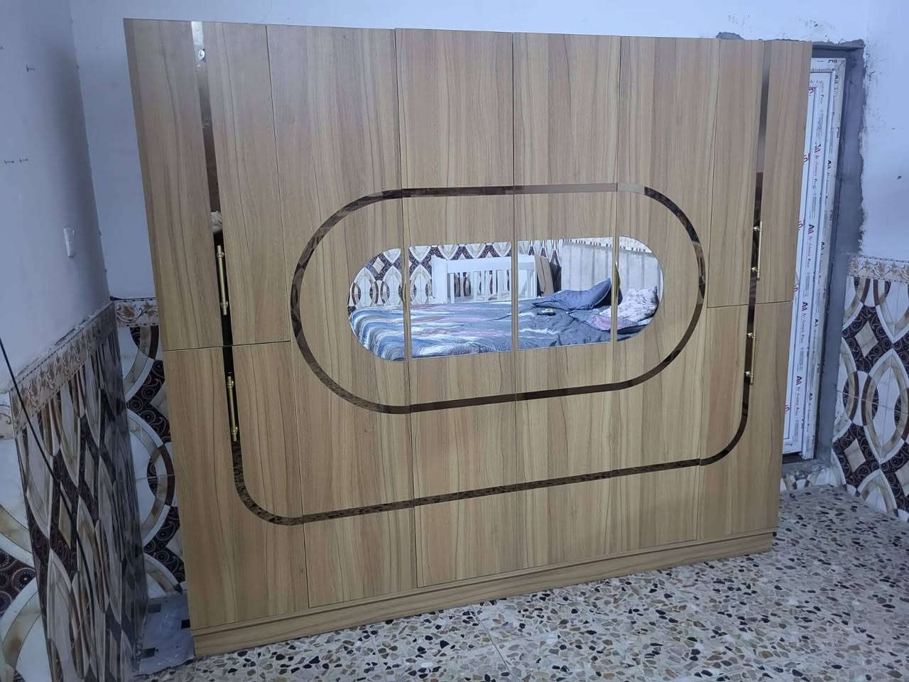السلام عليكم 
غرفة نوم متكونة من كنتور 
وچرباية وميز تواليت وملحقاتهن 
مكاني بالزعفرانية 
السعر 400 الف الغراض نظيفة وجديدة  
***********
***********
