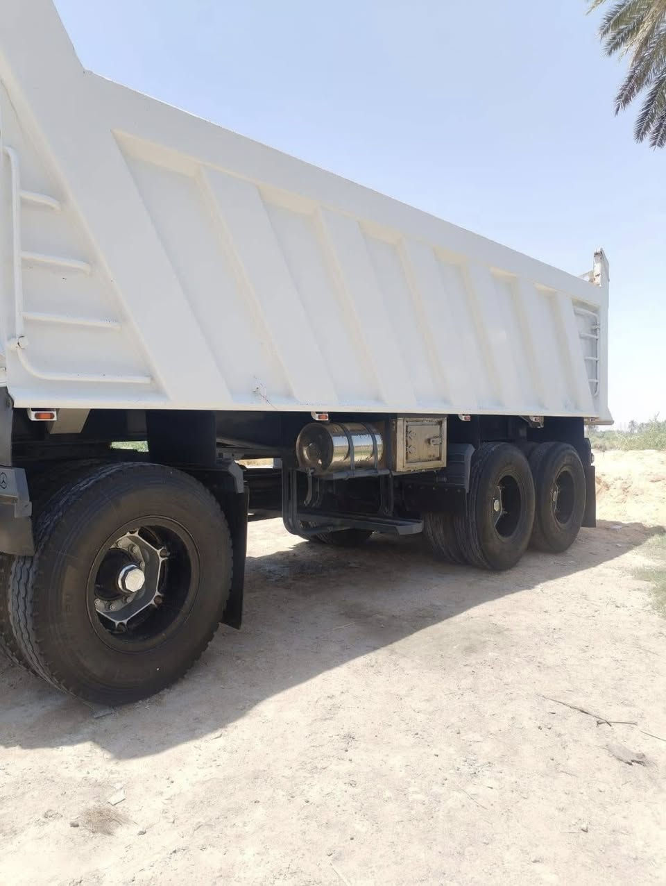 السلام عليكم للبيع سياره شمعه 2003ثلاث الوحات مربوطه قاطره مقطوره تحويل ثاني يوم ***********
