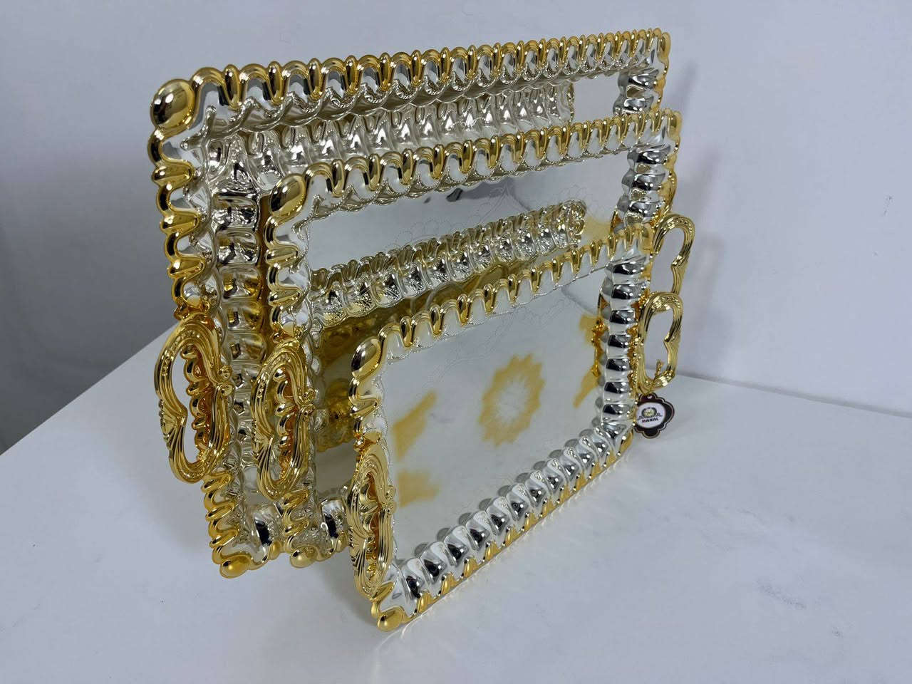 متوفر سيت صواني ستيل 3قطع سعره42الف مع التوصل متوفر بالون الذهبي وفضي مطعم بالذهبي.       والخشب السيت قطعتين سعره17 الف مع التوصيل للحجز واتساب***********
